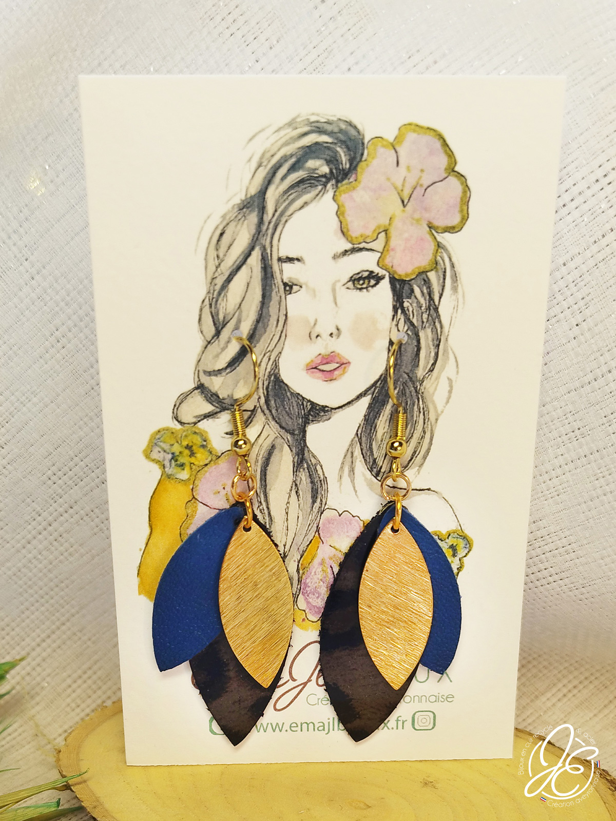 Boucles d’oreilles Danse de Pétales en cuir recyclé, couleur bleu-leopard