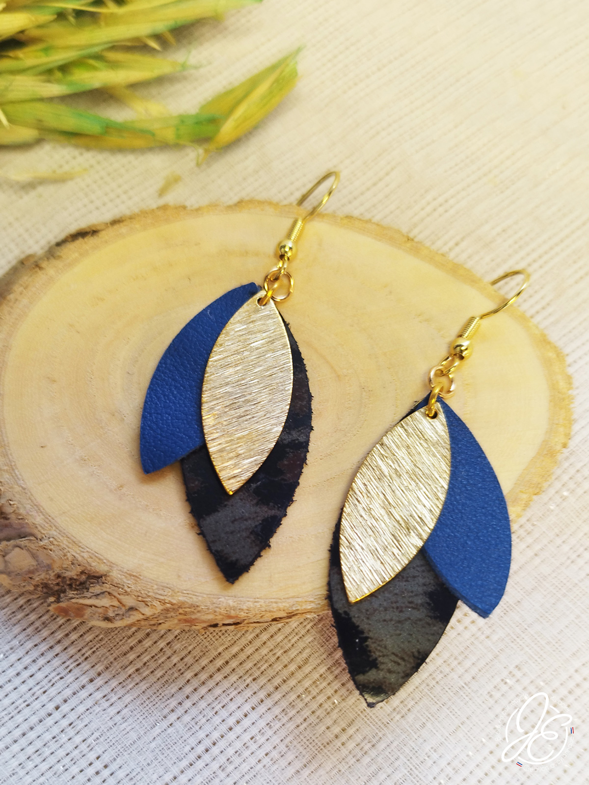 Boucles d’oreilles Danse de Pétales en cuir recyclé, couleur bleu-leopard