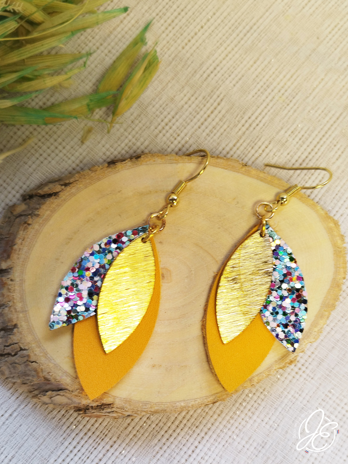 Boucles d’oreilles Danse de Pétales en cuir recyclé, couleur jaune paillettes