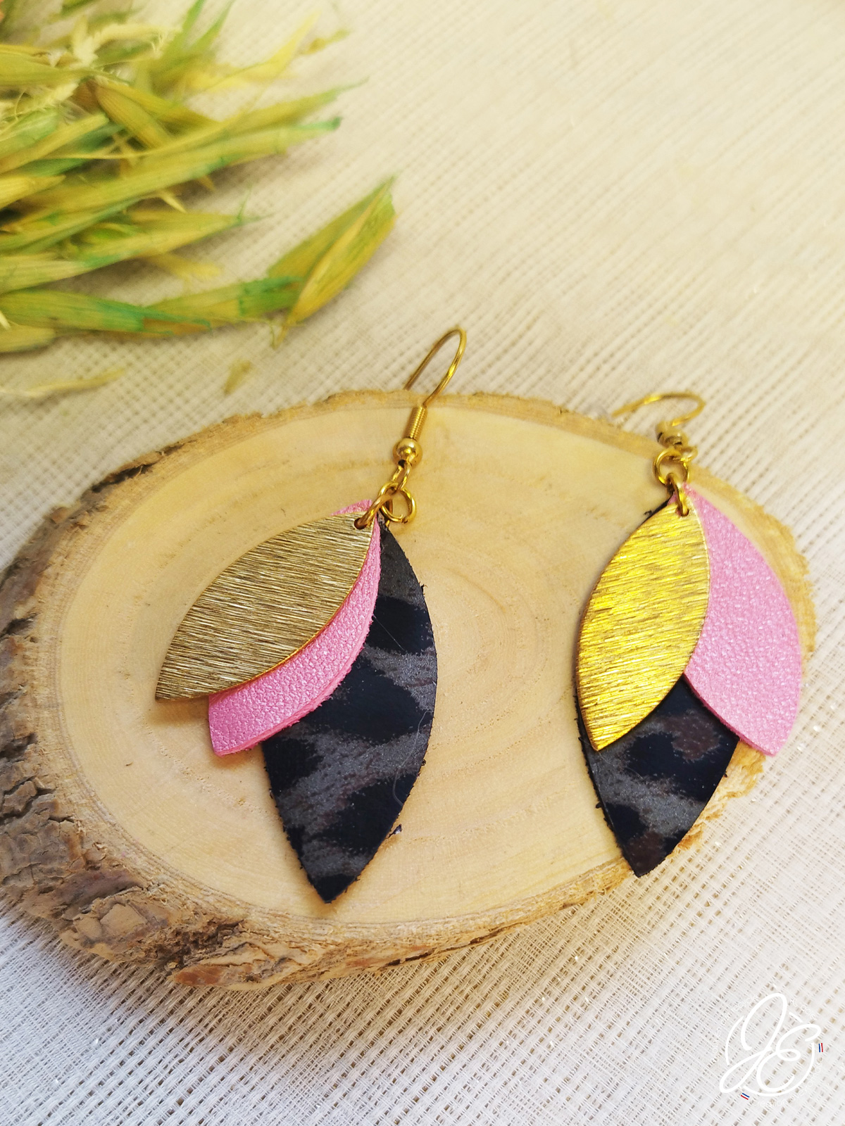 Boucles d’oreilles Danse de Pétales en cuir recyclé, couleur rose-leopard