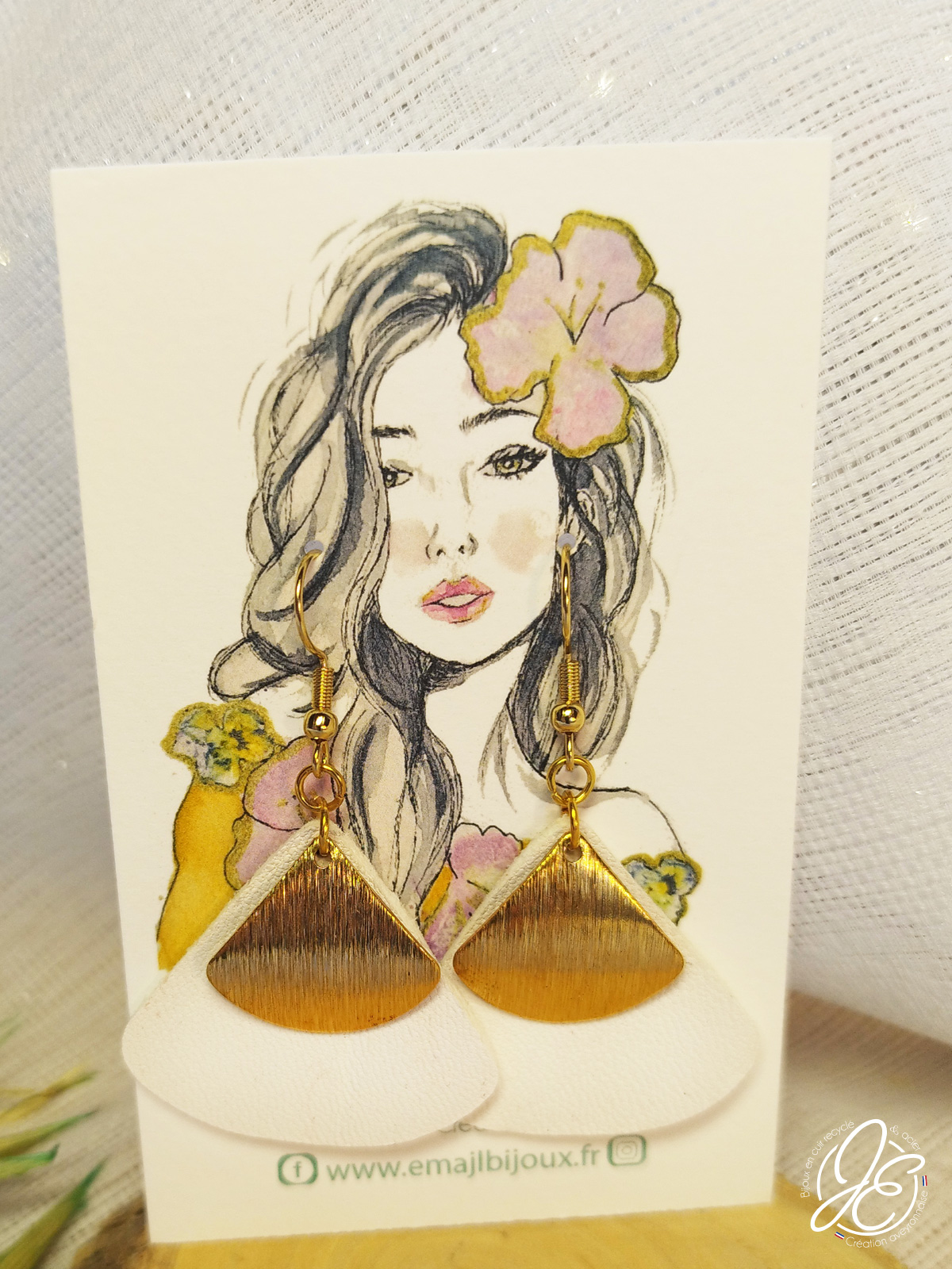 Boucles d’oreilles éventail d'été en cuir recyclé, couleur blanc