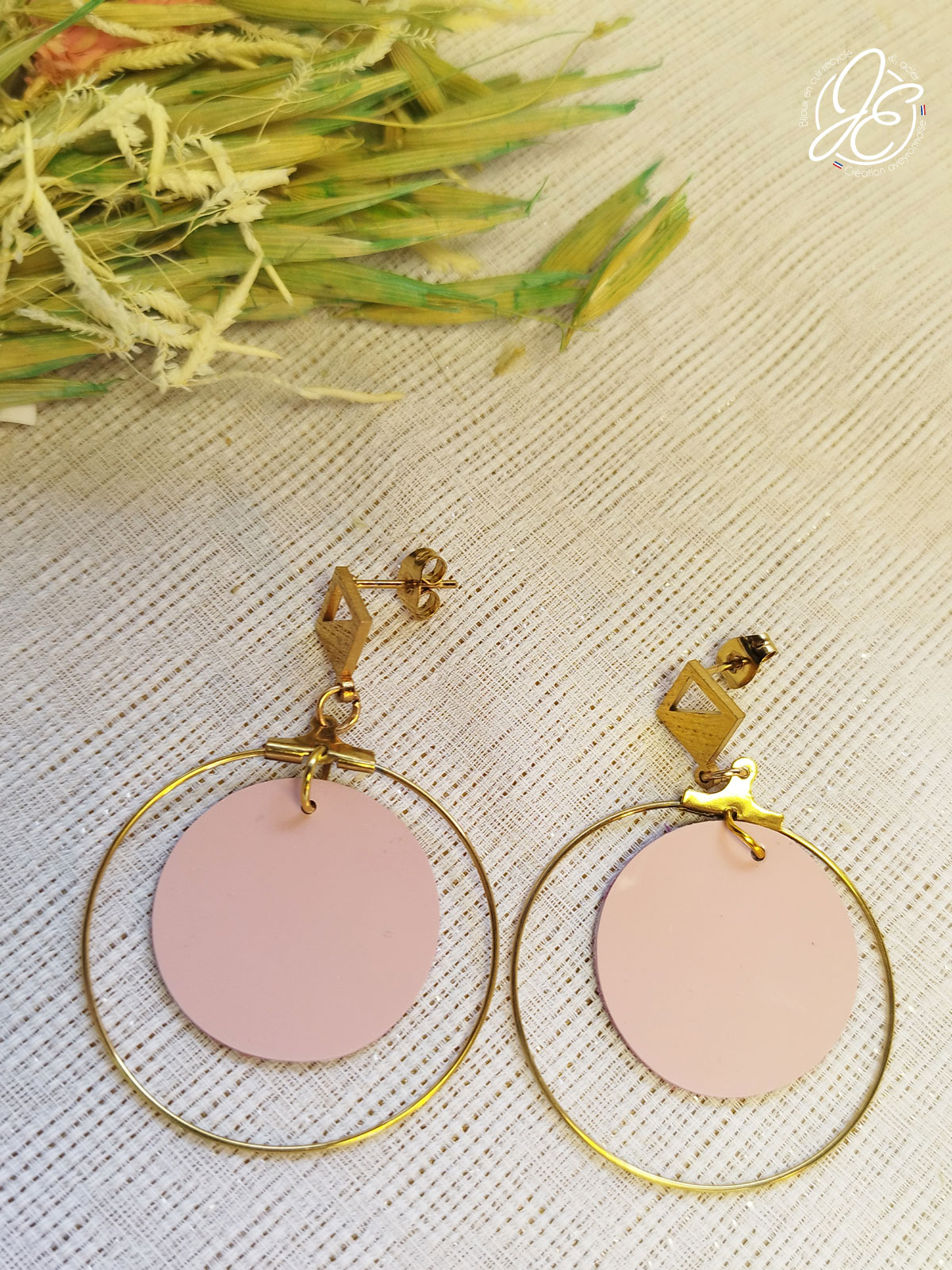 Boucles d’oreilles créoles d'éclipse en cuir recyclé, couleur rose vernis