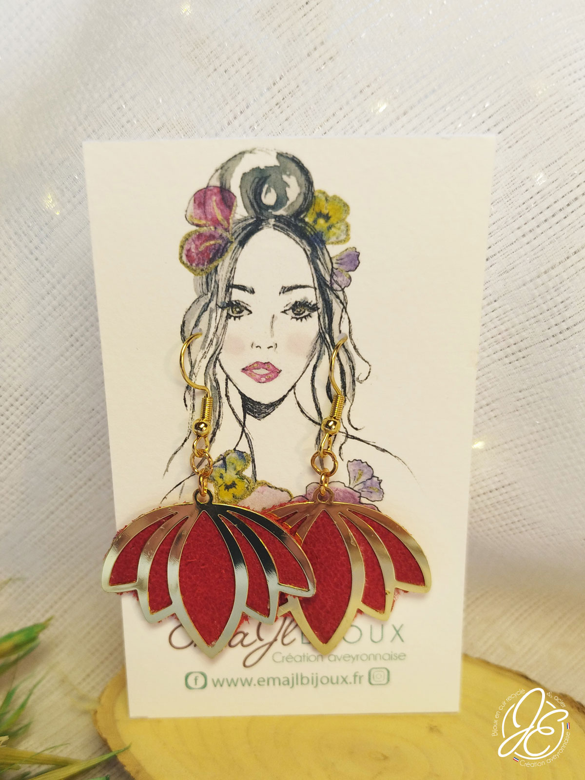 Boucles d’oreilles fleur de lotus en cuir recyclé, couleur bordeaux