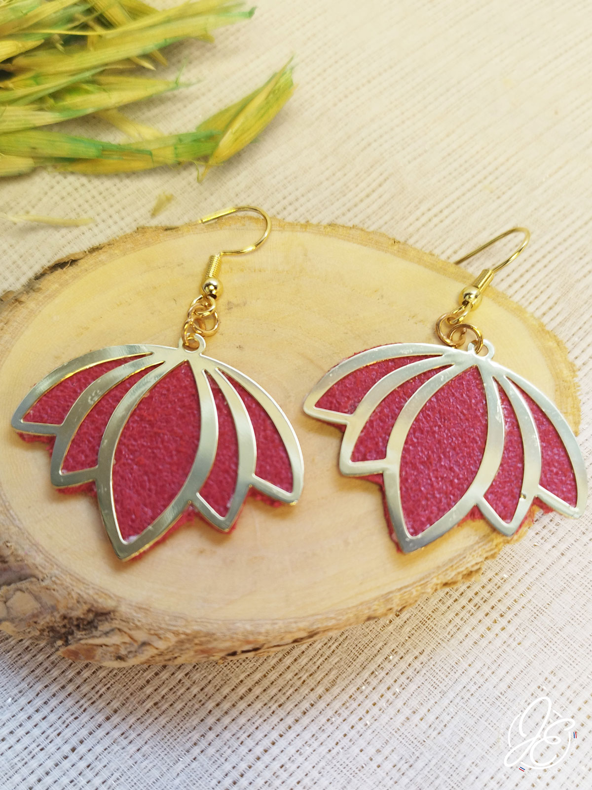 Boucles d’oreilles fleur de lotus en cuir recyclé, couleur bordeaux