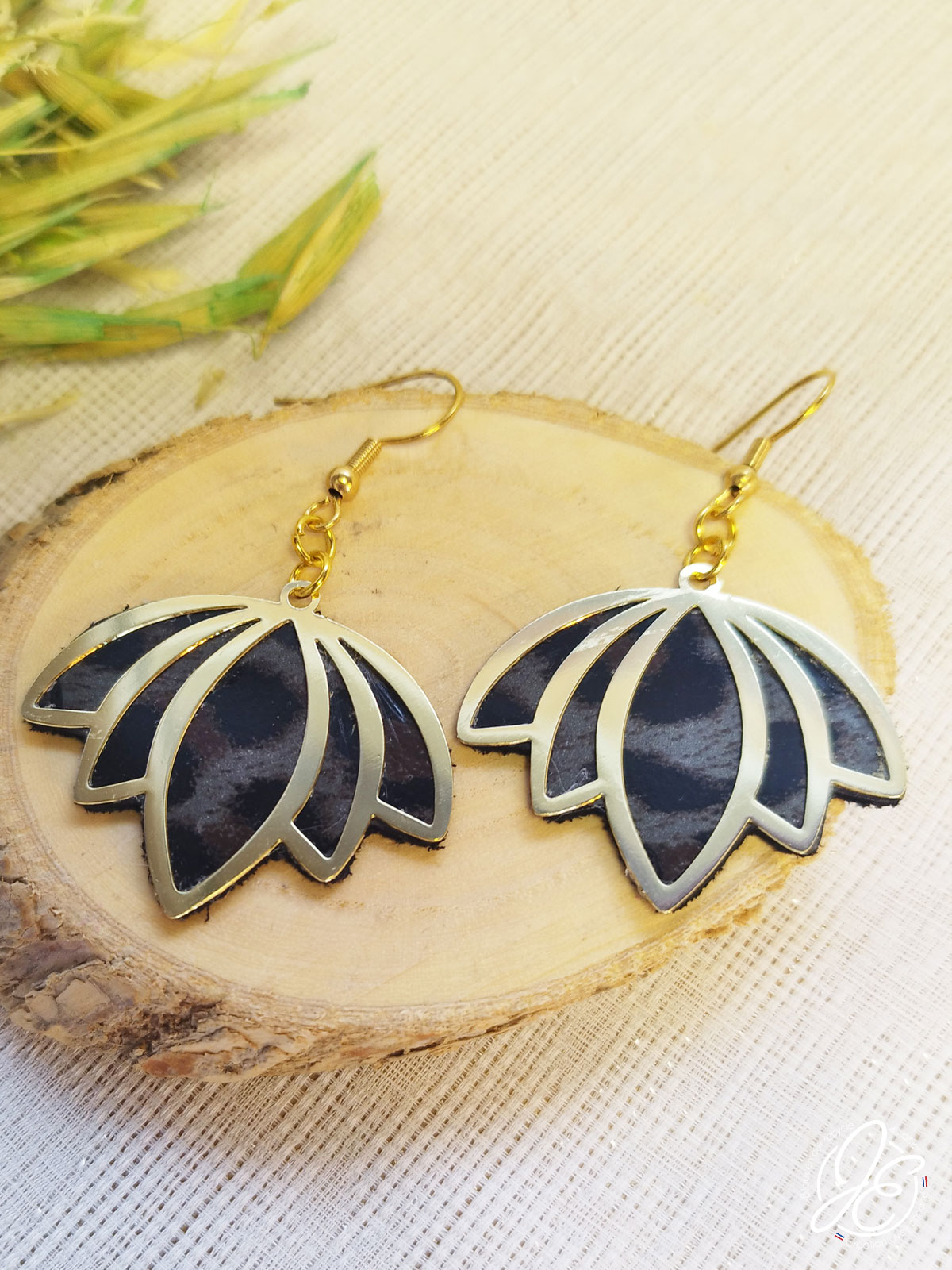 Boucles d’oreilles fleur de lotus en cuir recyclé, couleur leopard