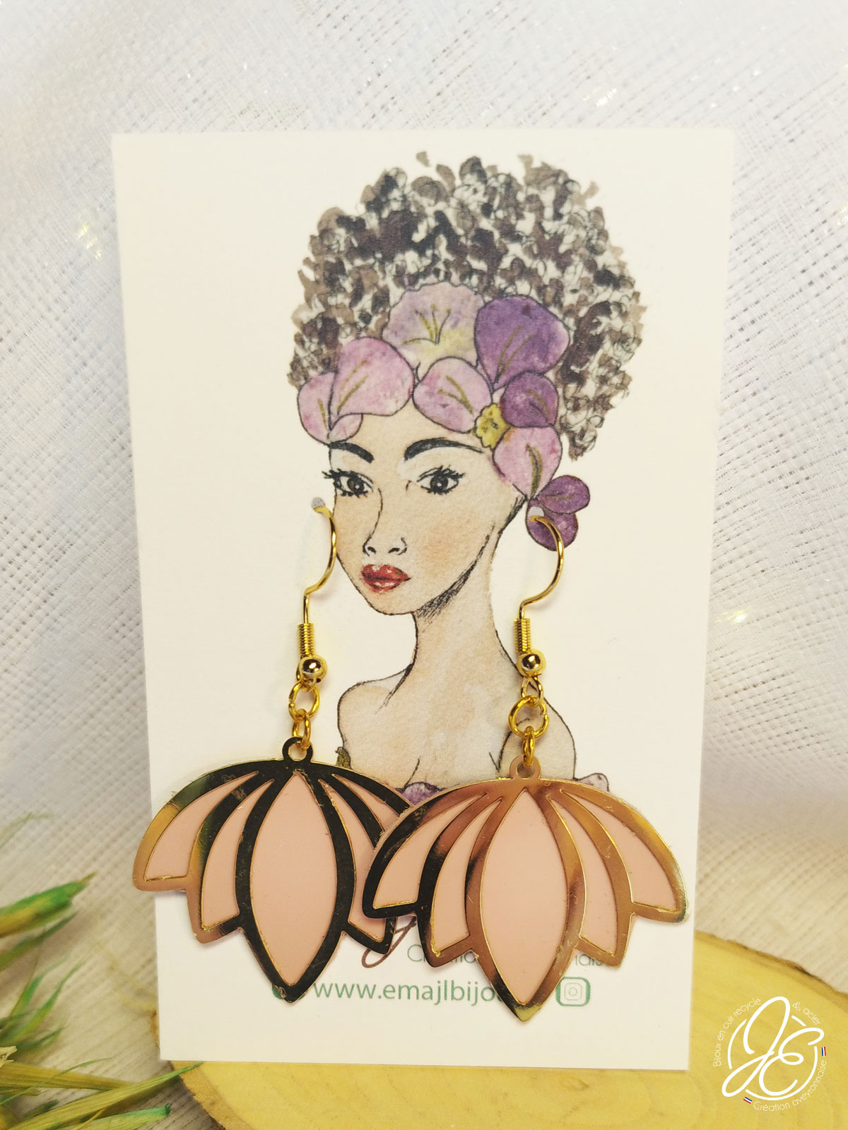 Boucles d’oreilles fleur de lotus en cuir recyclé, couleur rose vernis