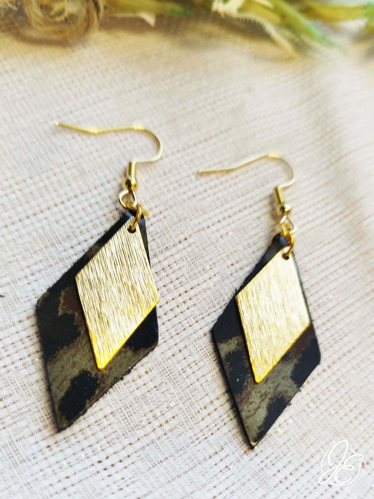 Boucles d’oreilles losange solaire en cuir recyclé, couleur léopard