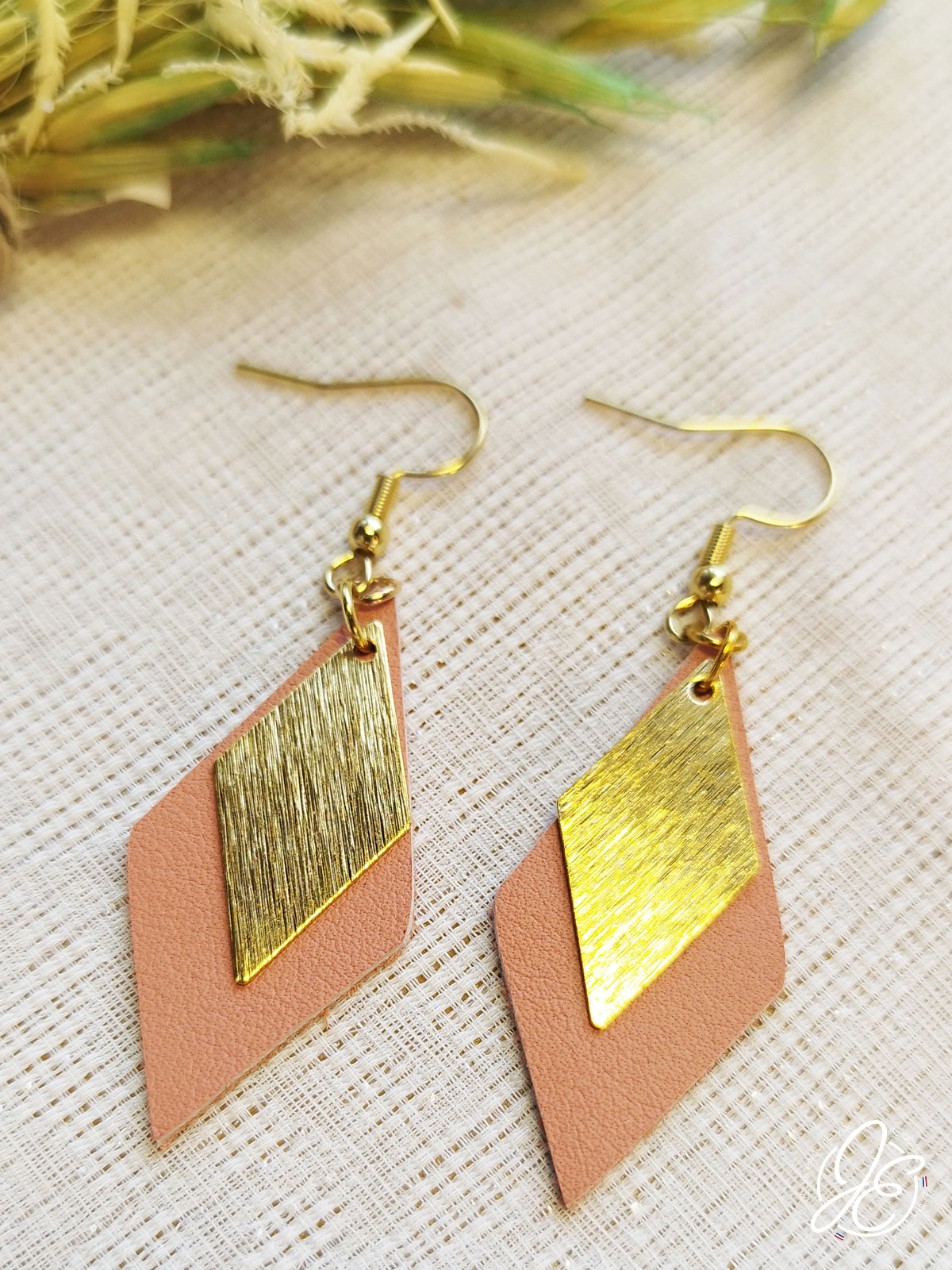 Boucles d’oreilles losange solaire en cuir recyclé, couleur rose pêche