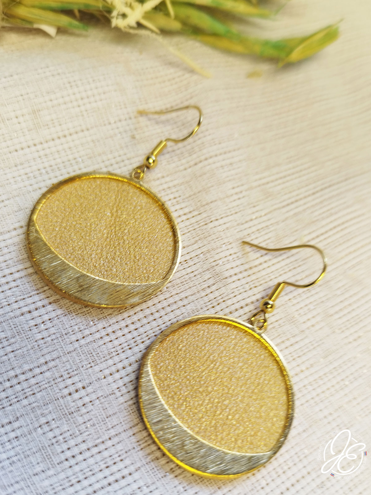 Boucles d’oreilles artisanales "Halo d’Or" réalisées à partir de chutes de cuir recyclé et d'acier inoxydable. Chaque paire est unique et fabriquée à la main dans notre atelier en Aveyron.
