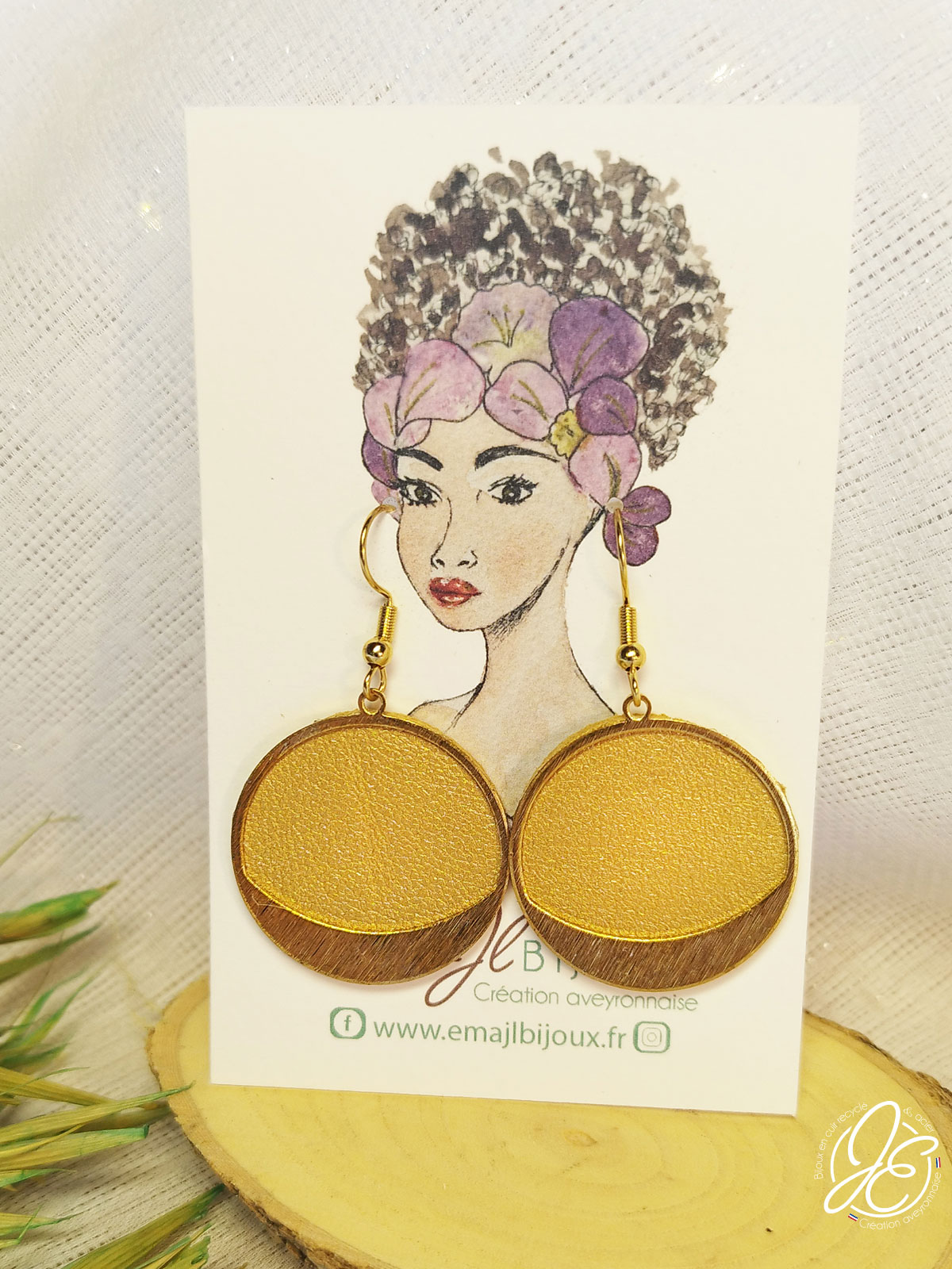 Boucles d’oreilles artisanales "Halo d’Or" réalisées à partir de chutes de cuir recyclé et d'acier inoxydable. Chaque paire est unique et fabriquée à la main dans notre atelier en Aveyron.