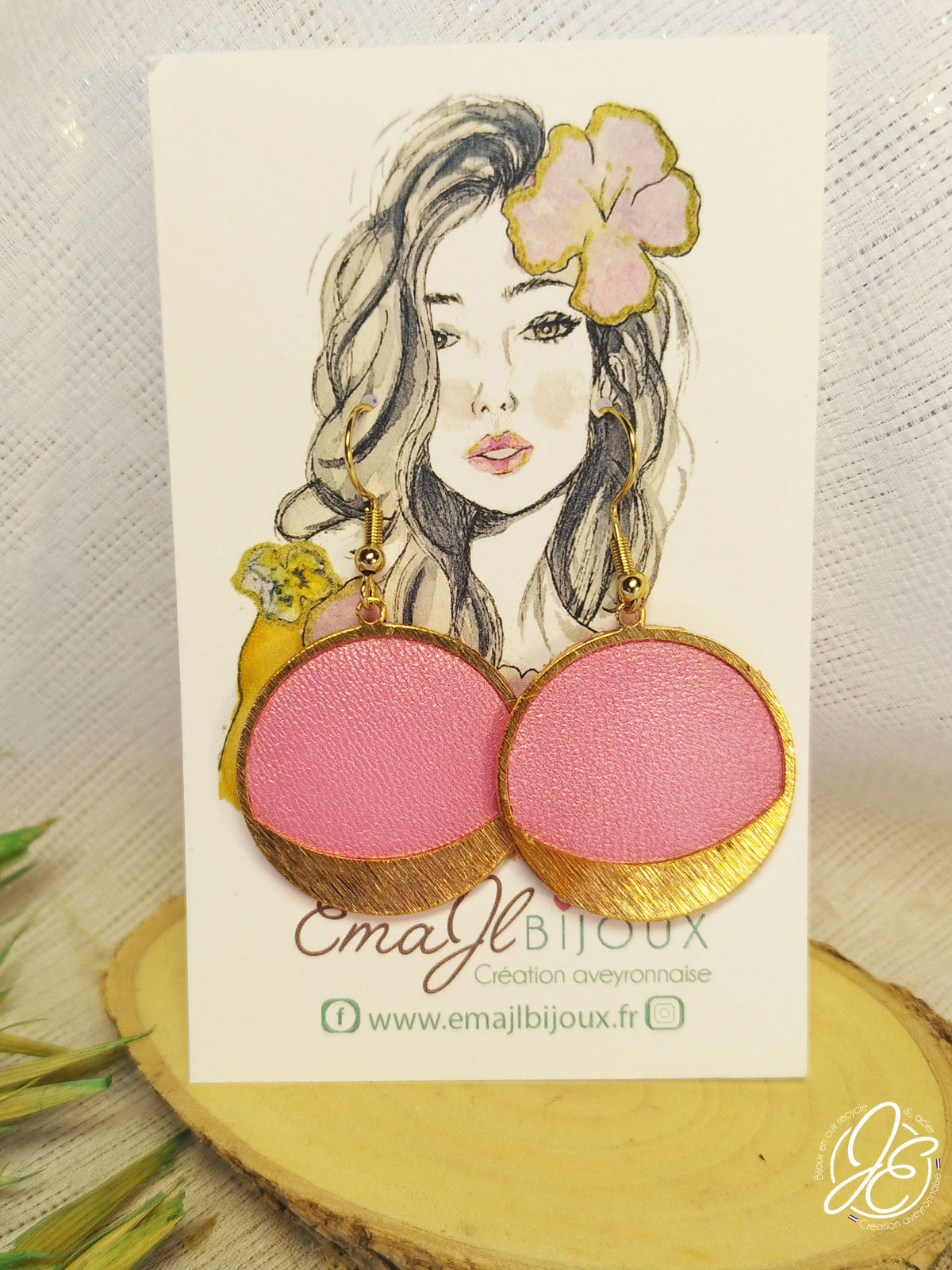 Boucles d’oreilles artisanales "Halo d’Or" réalisées à partir de chutes de cuir recyclé et d'acier inoxydable. Chaque paire est unique et fabriquée à la main dans notre atelier en Aveyron.