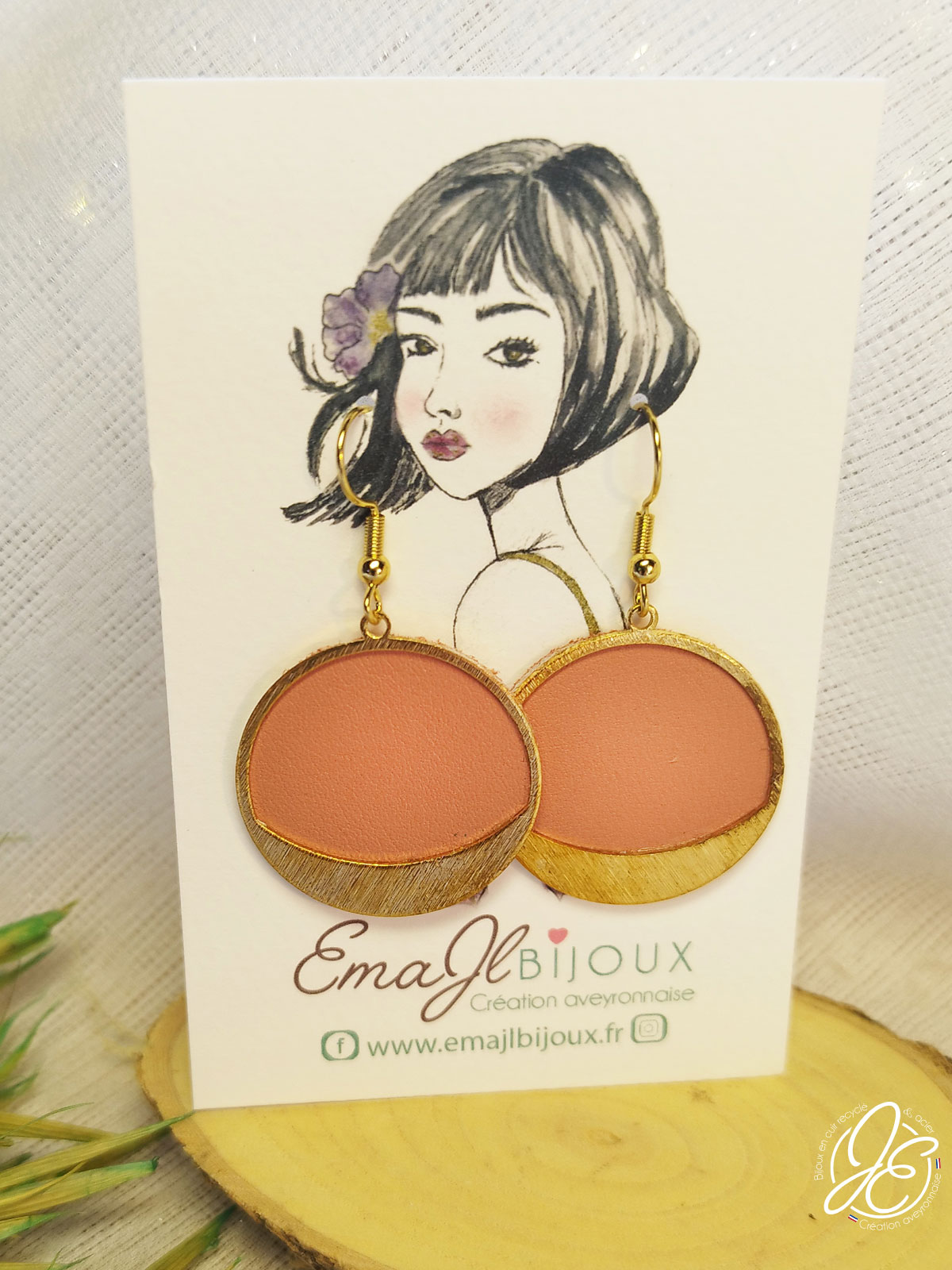 Boucles d’oreilles artisanales "Halo d’Or" réalisées à partir de chutes de cuir recyclé et d'acier inoxydable. Chaque paire est unique et fabriquée à la main dans notre atelier en Aveyron.