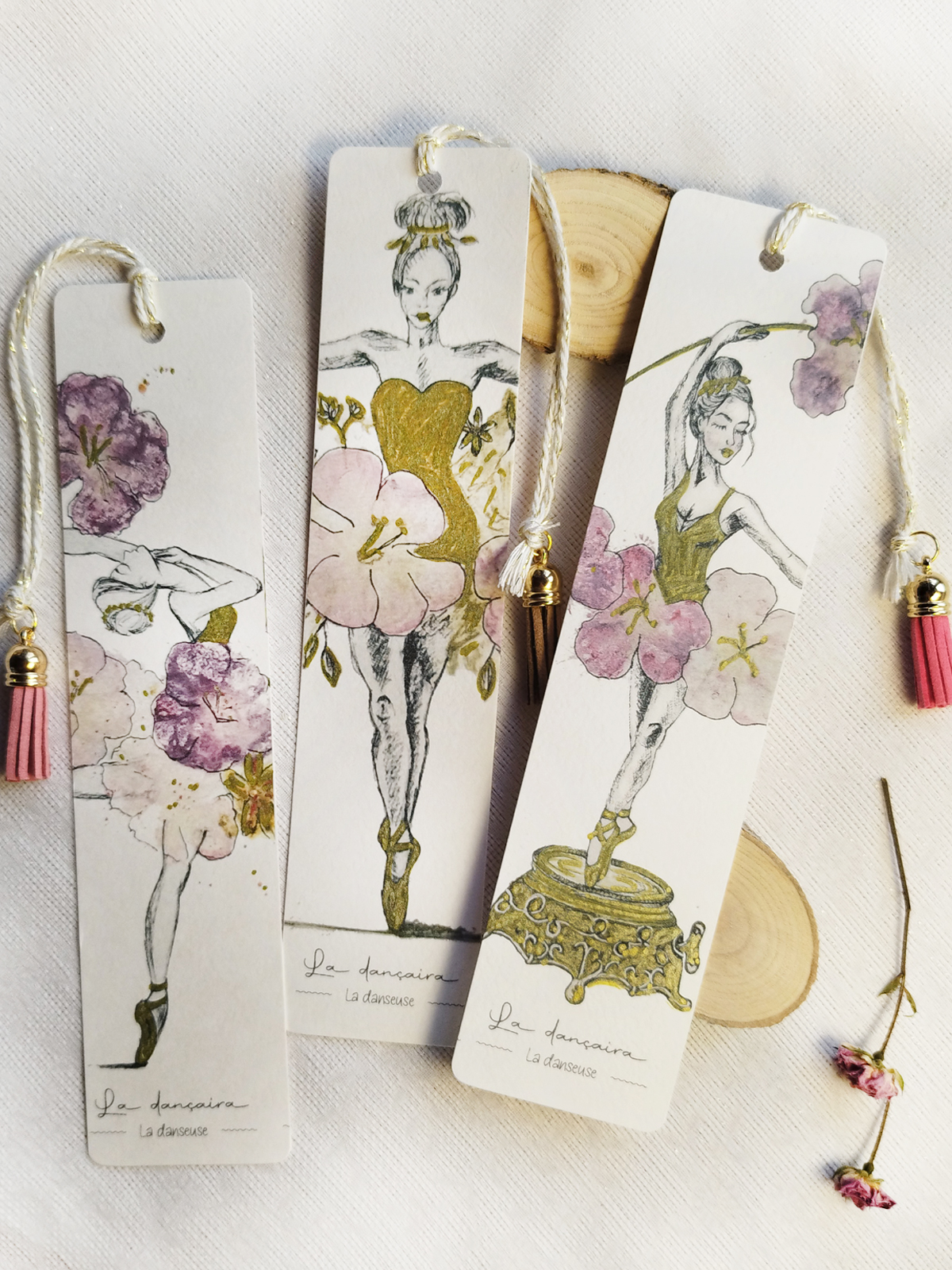 Marque-page illustré Danseuse en mouvement en tataki zomé, rehaussé de doré artisanal