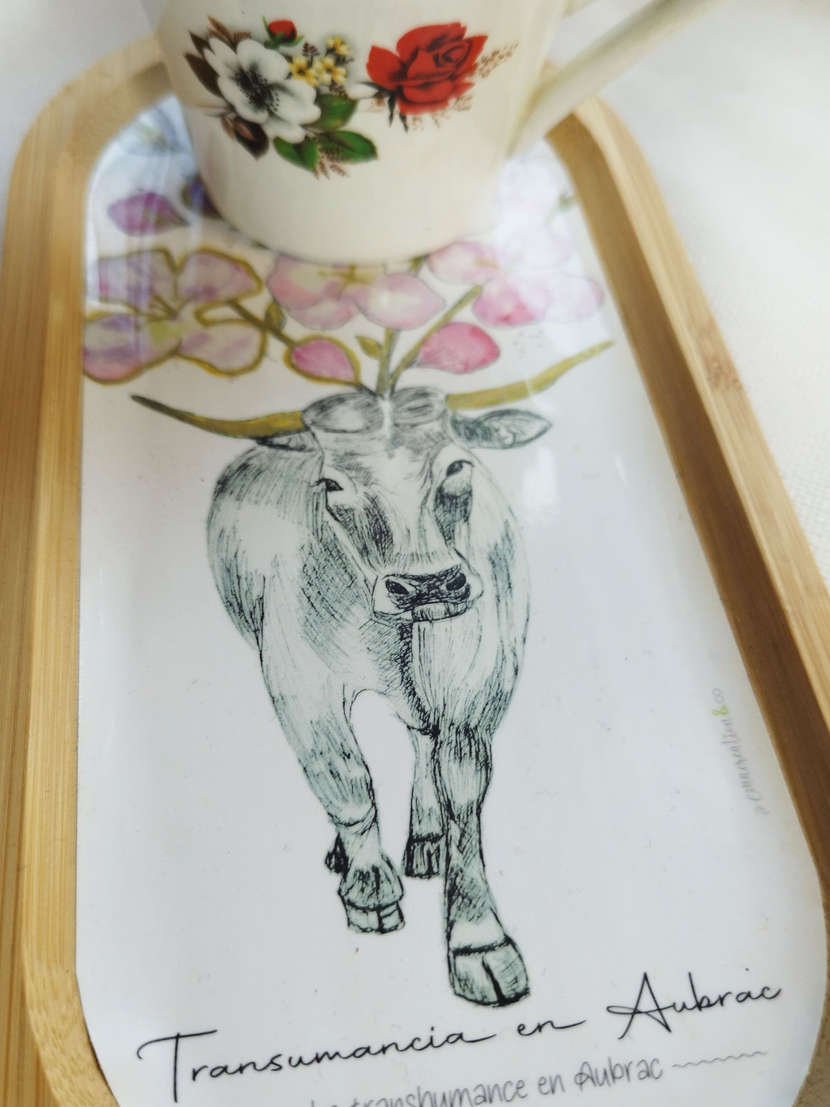 Plateau en bambou illustré d’un flamant rose ou d’une vache d’Aubrac en tataki zomé