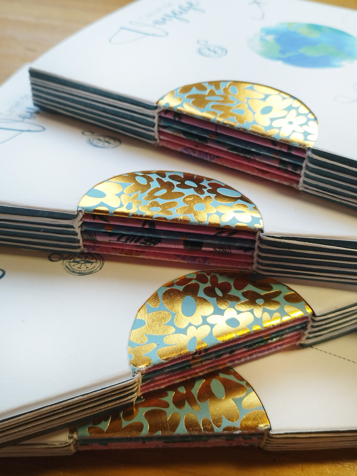 Tranches colorées et dorées du carnet