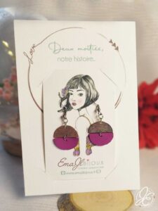 Boucle d'oreilles pendantes cuir recyclé et acier inoxydable portées sur carte illustrée